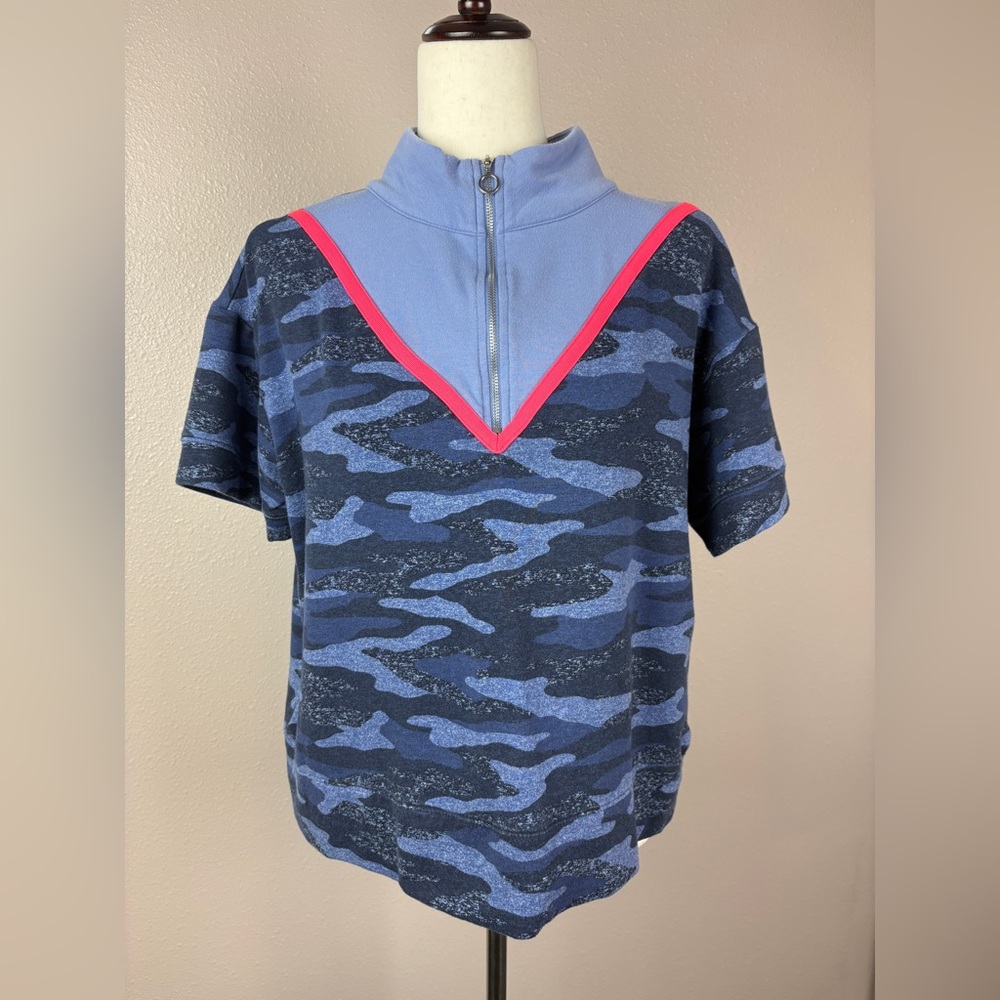 Flirtitude Active blue camo workout top with a front zipper. Size medium.